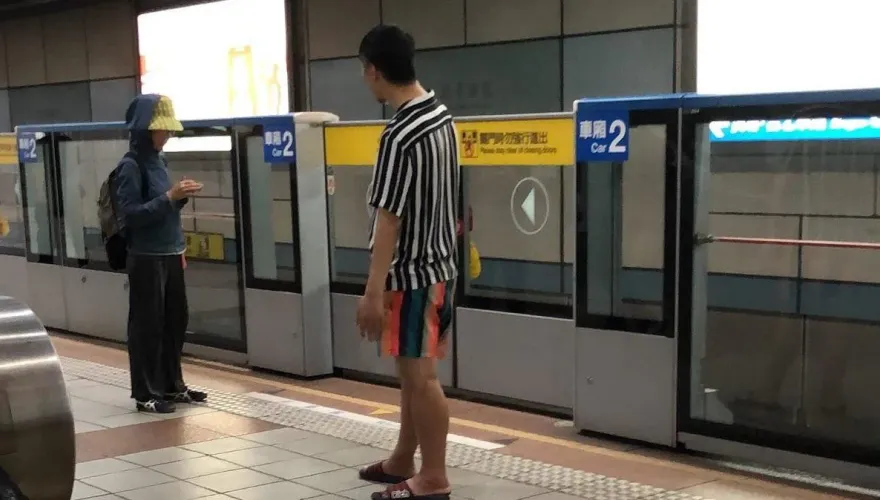 北捷怪男持打火機猛點火！疑精神狀況不佳　捷警強制陪同出站
