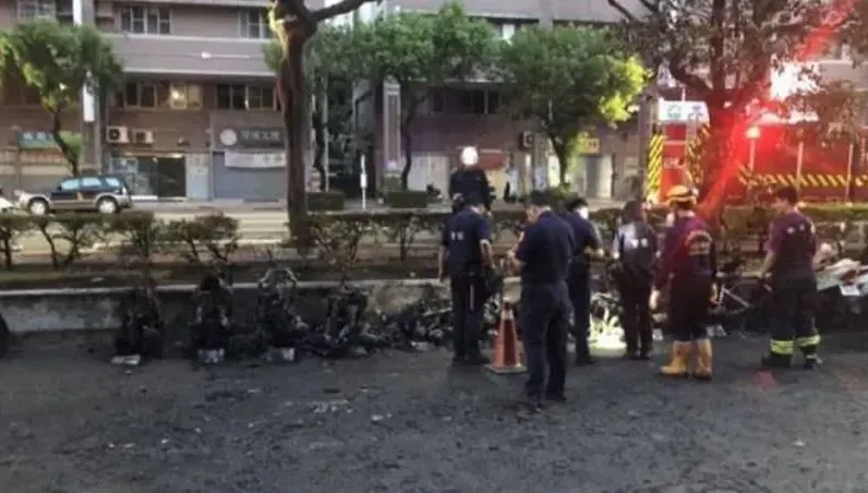 離奇！高雄老舊機車暗夜起火　15車慘遭波及燒成骨架