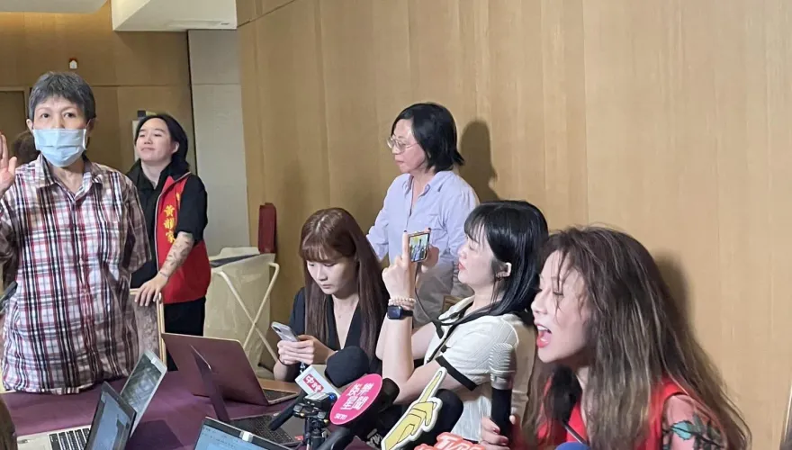 快訊/北市演藝工會理事長資格被質疑　2女抗議「曹雨婷不是藝人」遭助理潑水