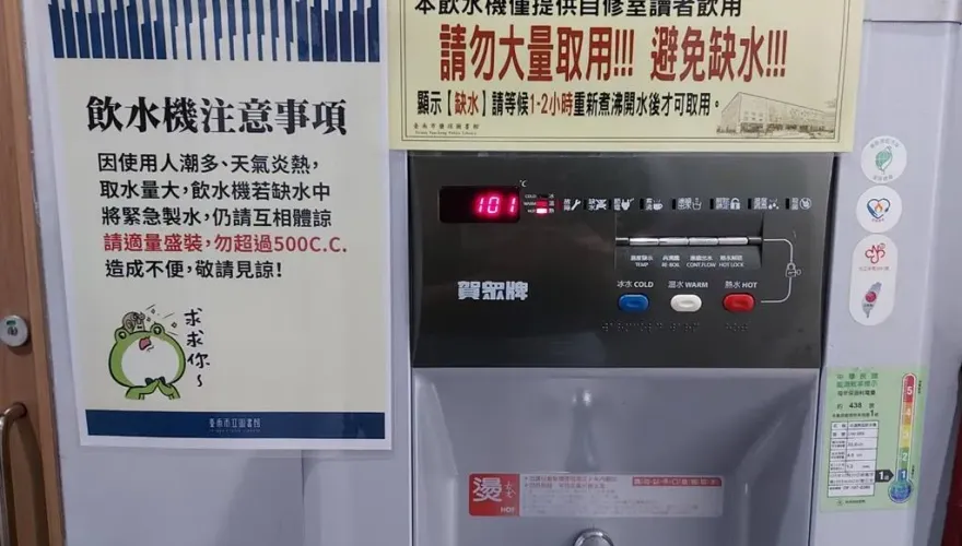 台南幹水怪？阿伯提桶「闖圖書館裝水」1次提3公升走　館長：要有公德心