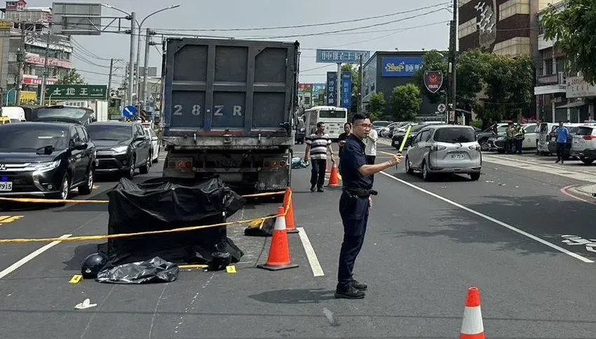 快訊/高雄砂石車右轉撞上機車　女乘客噴飛遭輾慘死　運將吊銷駕照移送法辦