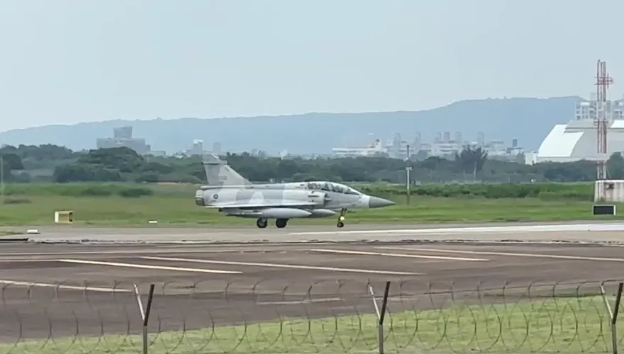 影/解放軍圍台軍演瀕臨開戰？空軍幻象戰機「掛彈升空」　新竹基地直擊畫面曝