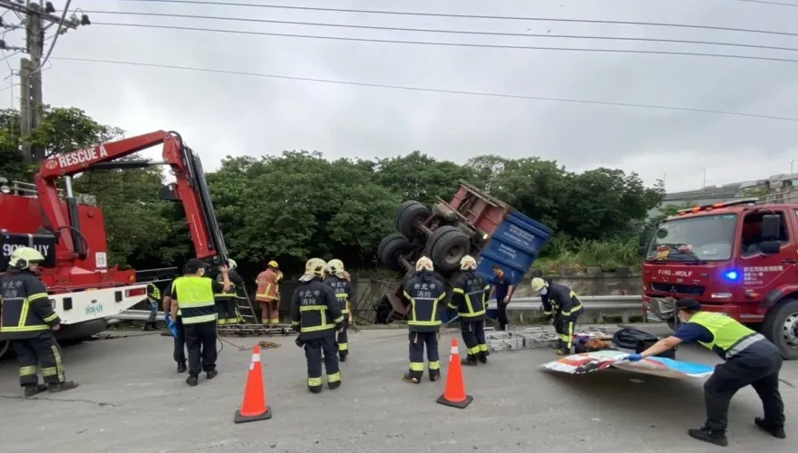 快訊/新北五股曳引車衝落大排　砂石傾洩而出駕駛受傷送醫