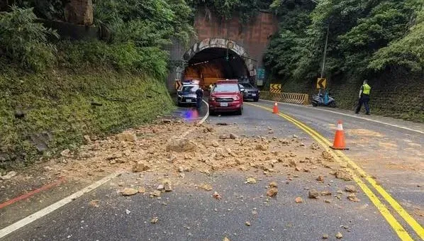 瑞芳台2丁線發生坍方落石！隧道口佈滿大小石塊　占用一線車道
