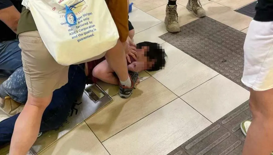 影/香港也傳砍人！男子持菜刀闖快餐店「猛砍收銀員」　驚險對峙畫面曝光