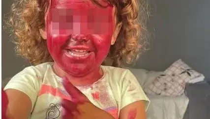 3歲童玩媽媽口紅釀災「狂清10小時」！幕後兇手竟是拔拔　500萬網友狂敲碗