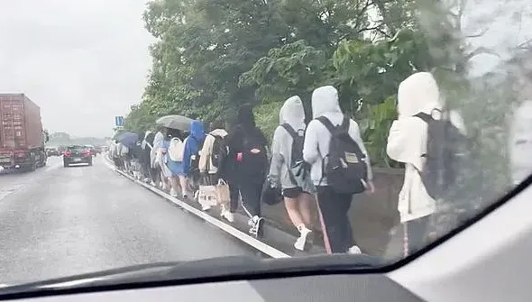 影/30學生冒雨「步行國3」　氣切司機「表錯情」恐吞1200元罰單