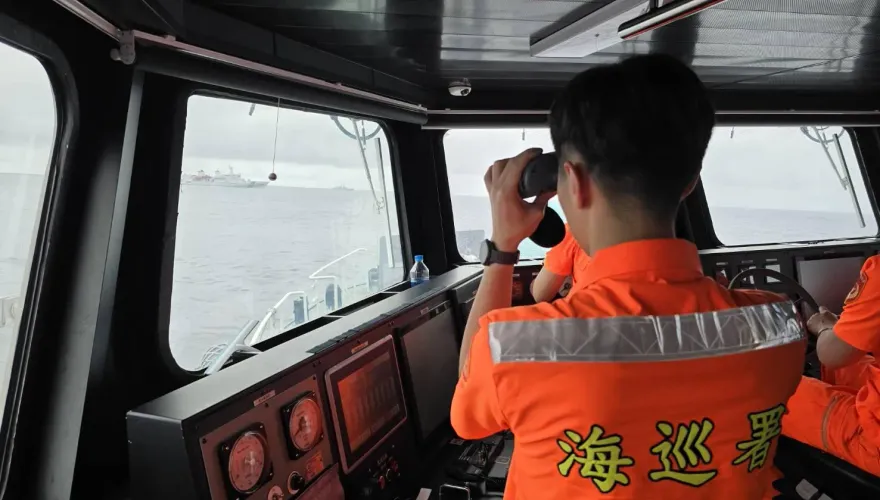 海巡硬起來！圍台軍演彭佳嶼告急　宜蘭艦「廣播驅離」解放軍飛彈驅逐艦益陽號