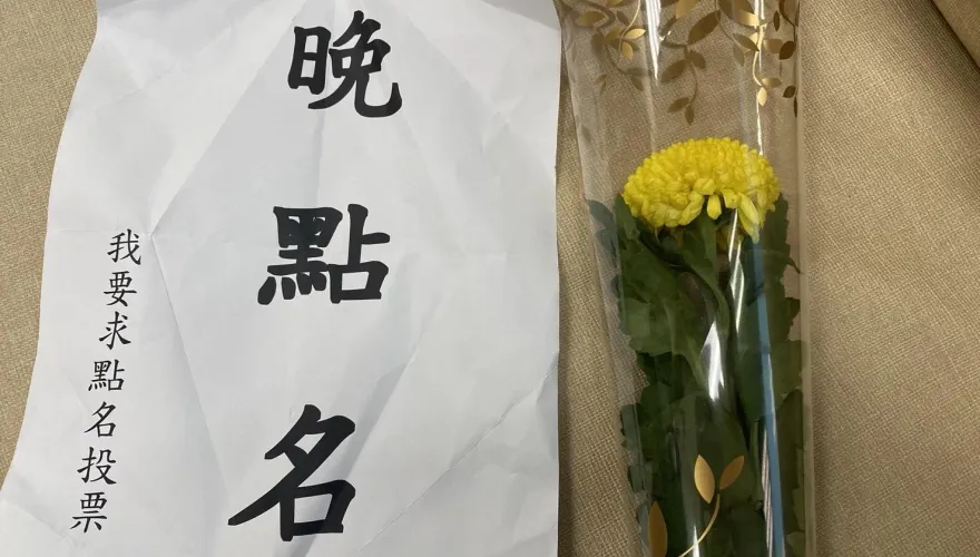 影/年輕馬尾女假冒記者混入立委研究室　被抓包拿板遮臉狂跳針喊：我沒有騙警察