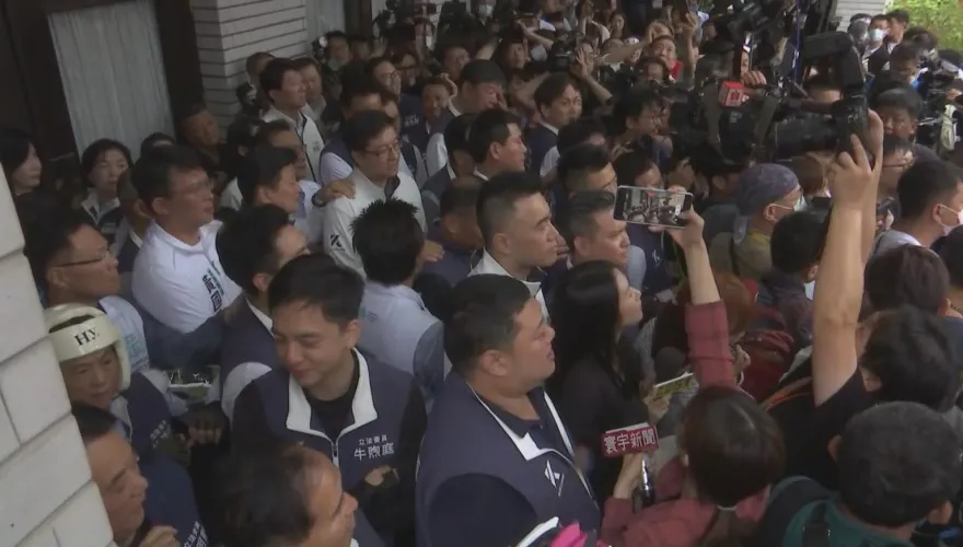立院一開門藍綠就互罵！國民黨怒轟：簽到插隊是小學生嗎？