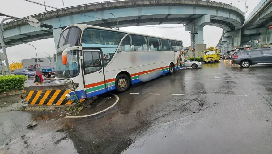 快訊/疑身體不適！五股遊覽車自撞分隔島、電桿　車頭全毀