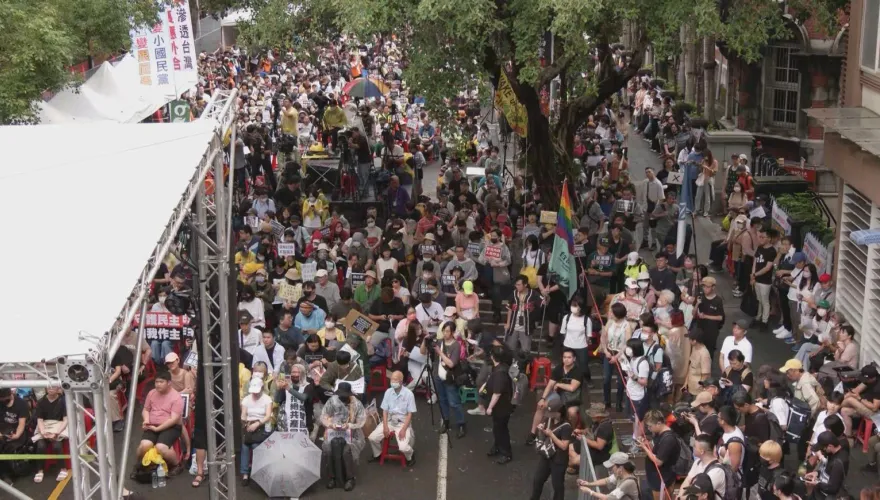 民團號召群眾「輪流請假」聚集青島東路！主持人宣布現場5000人