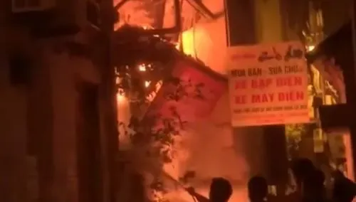影/窄巷消防車進不去！越南河內民宿暗夜惡火　延遲救援奪14命