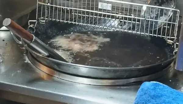 炸物店油鍋「黑如機油」！營養師揭「回鍋油5大特徵」吃多恐致癌