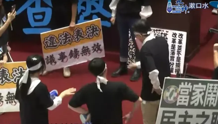 郭國文疑腰痛難忍　花3分鐘才走上發言台　韓國瑜尷尬苦笑