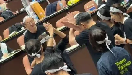 民進黨才是「藐視國會」！2立委殿堂內「划拳玩遊戲」　支持者淋雨打氣淪笑話