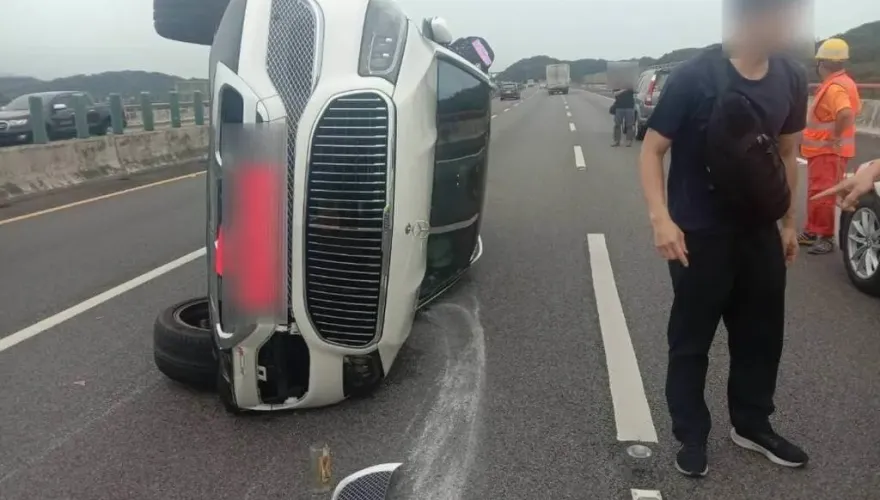 出大事！國3聯結車變換車道引發連續擦撞　千萬邁巴赫翻車了