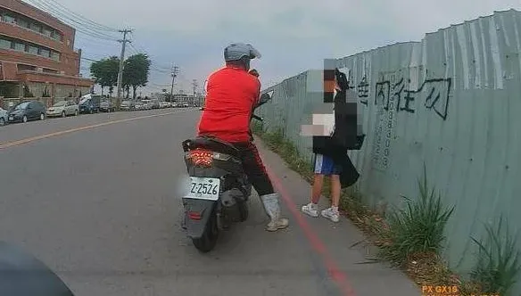 高雄詭異「紅衣阿北」出沒注意！攔國小生扯包包　被路人阻止回「沒事」急逃
