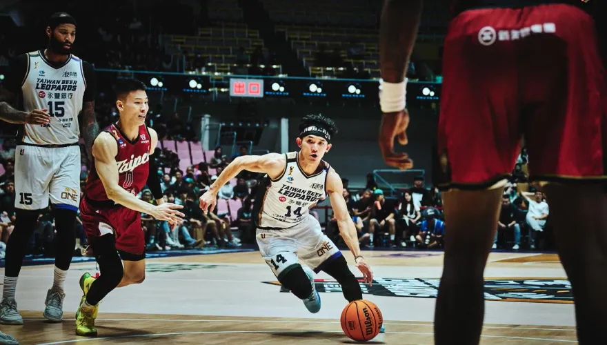 雲豹、戰神怨嘆球場地貼太滑！　蔣淯安靦腆笑：我以前打過SBL…