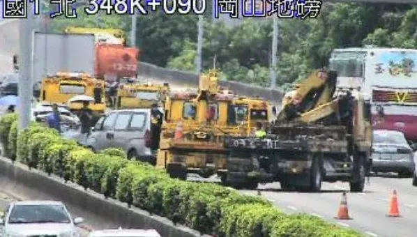快訊/4車追撞事故！國1南向岡山段出事　占用中內線車道嚴重回堵