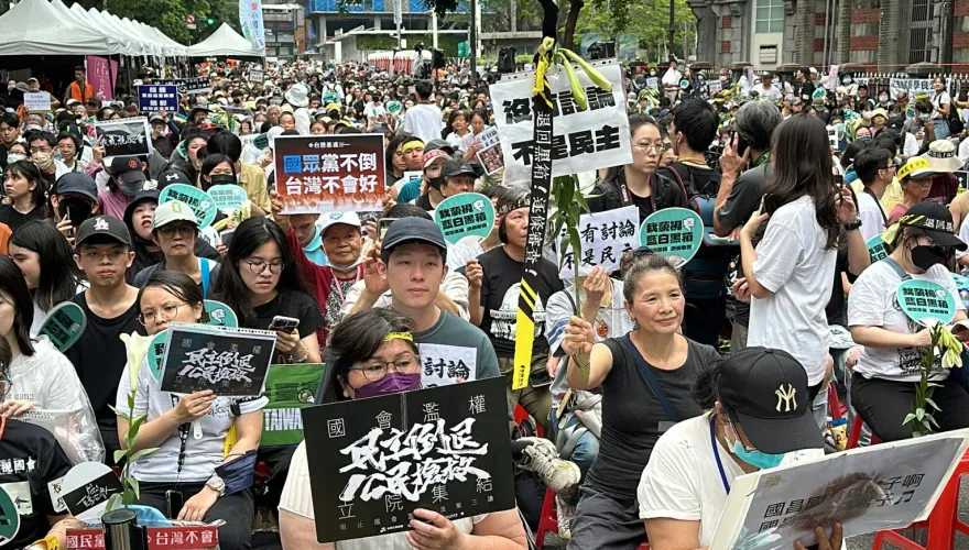禍從口出！補教師附和「社運妹最好上」遭炎上　「2機構」火速解約：永不錄用