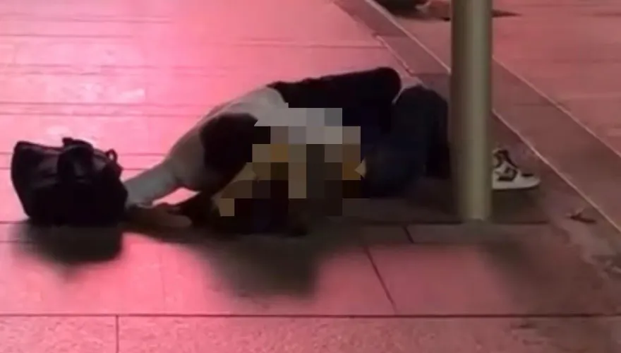 影/捷運版「公狗」發情！北市東區SOGO前噁男現形　躺著手直插辣妹褲裡亂摳