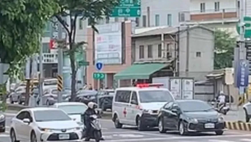 垃圾等級！夭壽轎車惡意阻擋救護車　騎士飆罵擋車魔人…「拳頭都硬了」