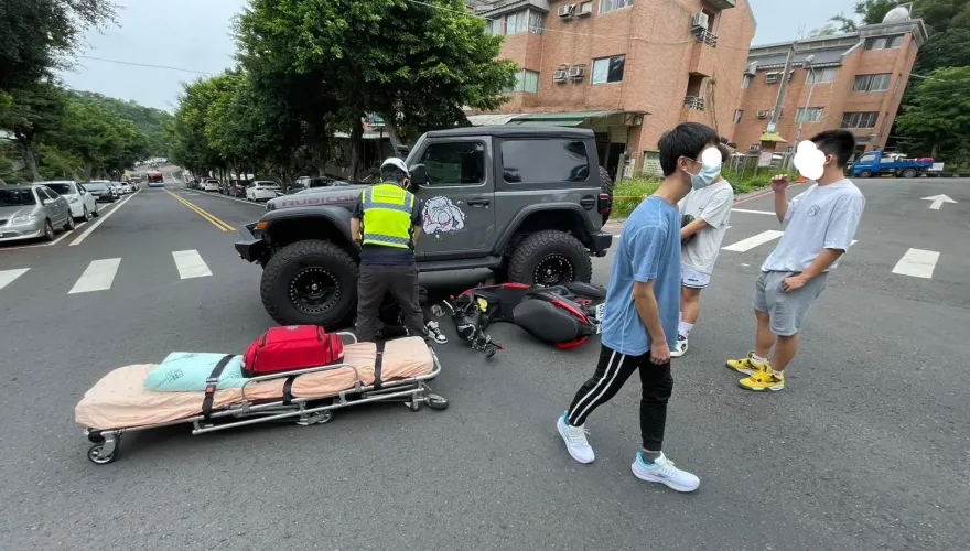 快訊/苗栗驚悚車禍！機車卡吉普車巨輪下　女騎士右膝、下嘴唇撕裂傷送醫