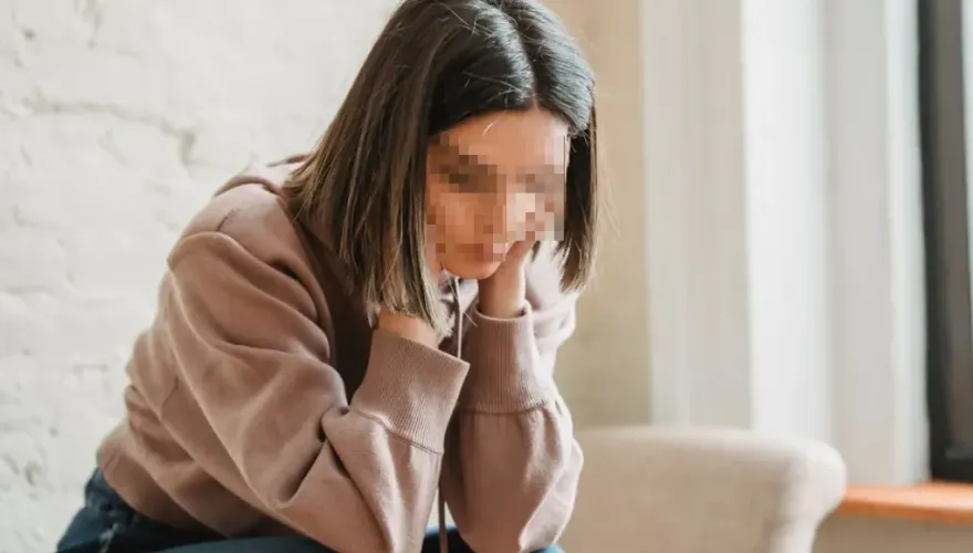 借5萬台幣應急！正妹被逼「和閨蜜父親床上肉償」　對方竟曝：我早跟我爸做過