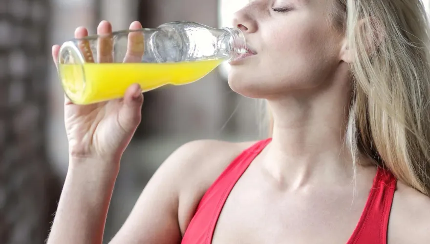 好心提醒卻被當空氣！自私夫妻拿瓶狂裝飲料　正義姐曝「1舉動」網搖頭：沒救了