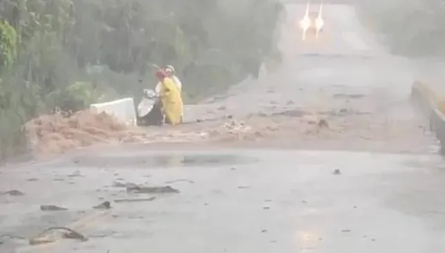 大雨轟蘭嶼！土石流差點沖走機車　鄉公所急成立應變小組備戰