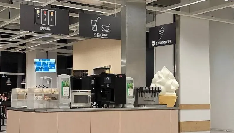 臉皮超厚！夫妻IKEA自備水瓶飲料裝到爽　正義姐勸阻「2人竟全程裝聾」