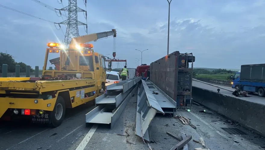 快訊/西濱伸港段聯結車自撞翻覆！H型鋼樑散落...後方2轎車遭殃