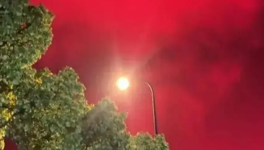 影/浙江舟山驚現神秘「血色夜空」　當地氣象局：漁船試燈吸引魷魚