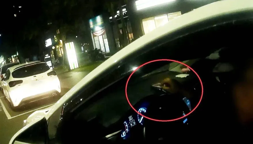 快訊/假裝配合再衝撞逃逸！高雄2警遭撞傷「1人骨裂」