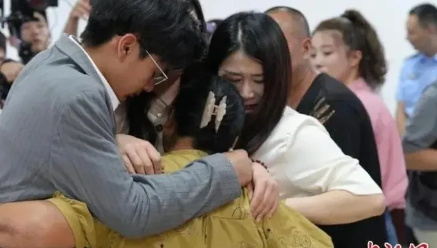 家中遭竊丟項鍊報警竟揭身世之謎　她找到失散35年親生父母淚團聚