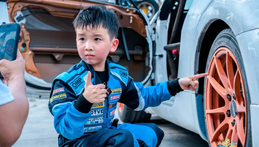 影/超狂！5歲男孩3年駕齡稱漂移「太簡單」　網驚：刷新認知