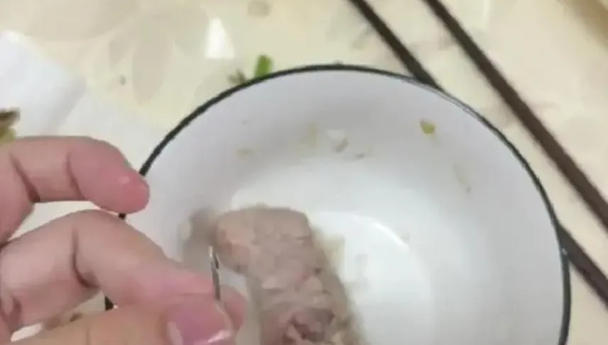 影/抖…超市買排骨燉湯「吃出粗針頭」　當事人怒：扎到嘴才發現