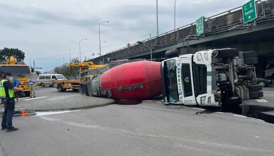 影/詭！高雄水泥車直行「突屁股一扭翻覆」　駕駛幸僅輕傷