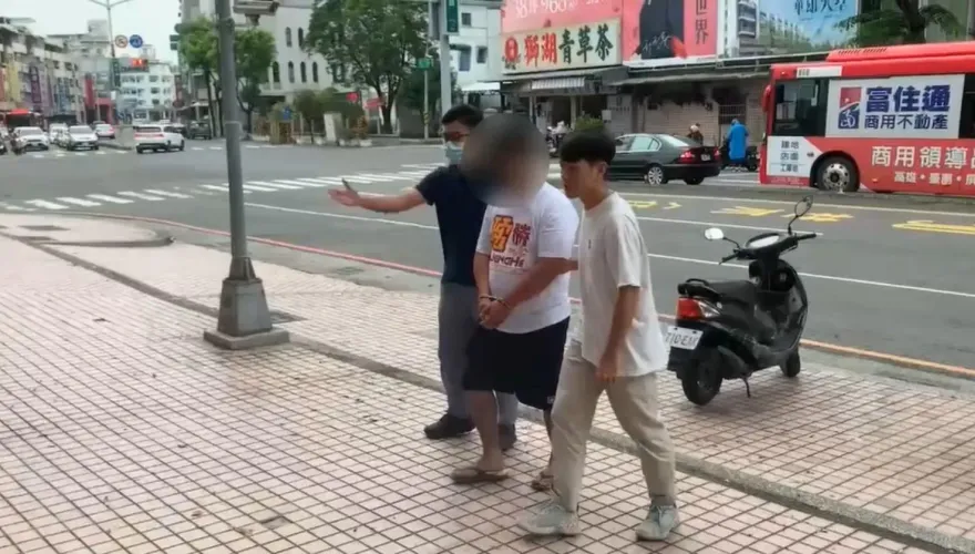 快訊/惡意撞傷兩警！高雄男自行投案3罪移送　恐罰20.8萬