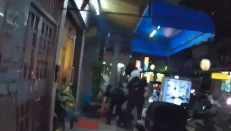 影/疑不慎碰觸女店主！醋夫持刀狠砍廚師　警現場壓制逮人