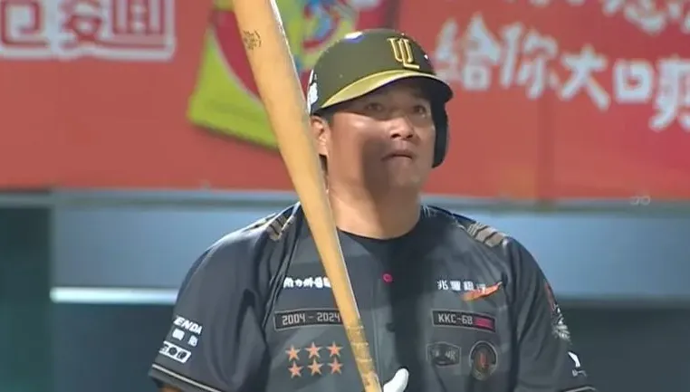 影/高國慶引退賽第2打席敲高飛犧牲打！創中職最年長出賽紀錄