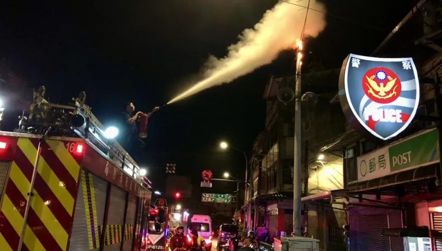 派出所門口燈桿半夜狂噴火花起火燃燒　消防人員緊急滅火幸僅車損