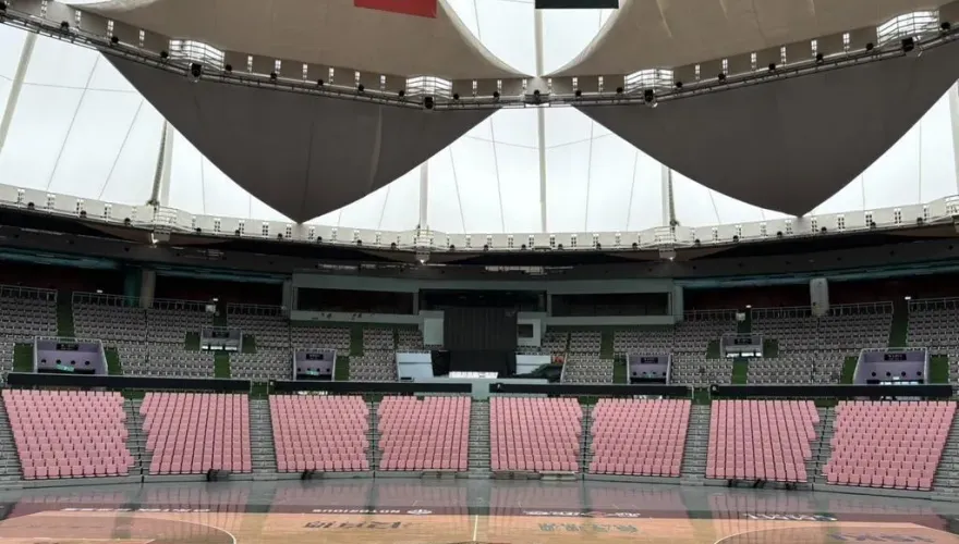 表弟也看傻眼！桃園巨蛋媒體室下雨淪笑柄　市府：冷氣漏水已修好