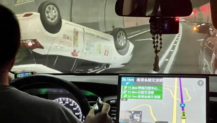 快訊/國5雪隧北上翻車事故　2車追撞1自小客翻肚塞爆