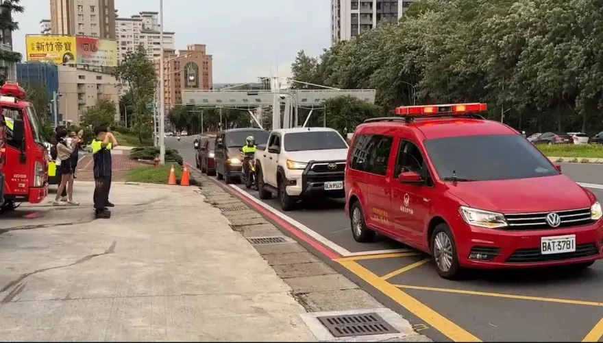 快訊/2勇消遺體車隊經過金山分隊　消防車齊鳴笛同仁列隊敬禮致意