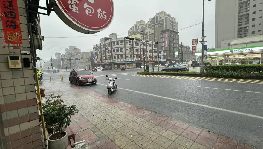 我家門前有小河！苗栗透早「暴雨釀淹水」　往竹南地下道已封閉