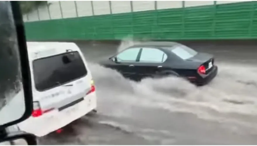 影/大雷雨狂轟台中！國道后里段「淹水半個輪胎」　車輛慘拋錨