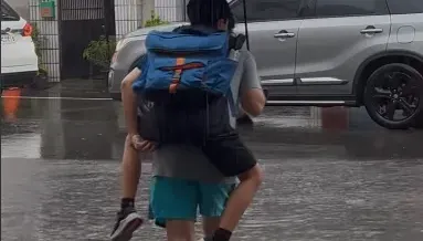 影/水淹過腳踝！苗栗慈父「揹兒打傘」上學畫面曝　家長無奈：下雨都這樣