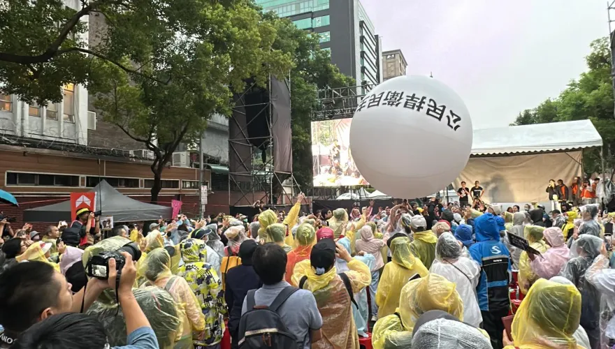 快訊/「國會改革案」力拚三讀！民團齊聚立院外　萬人遞白球要求社會對話